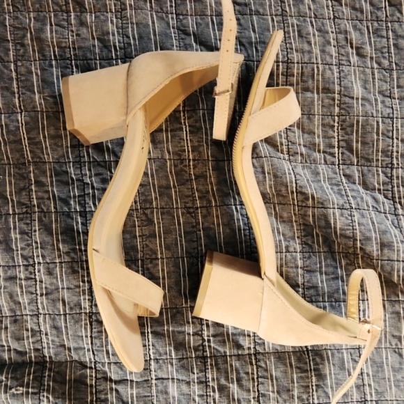 El Elax women's suede dress sandal Size 8.5 B (M) - Picture 3 of 3